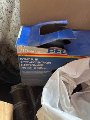 une boîte à outils posée par terre à côté d'un paquet de papier toilette