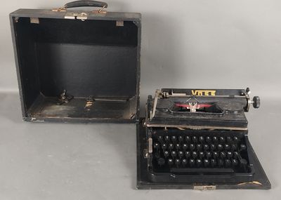 Deux vieilles machines à écrire sont posées l'une à côté de l'autre sur une table