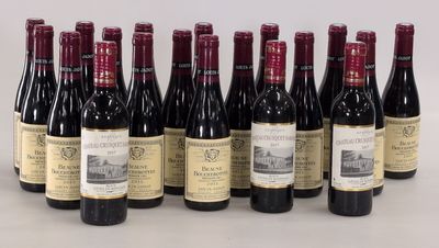 six bouteilles de vin sont alignées sur une table