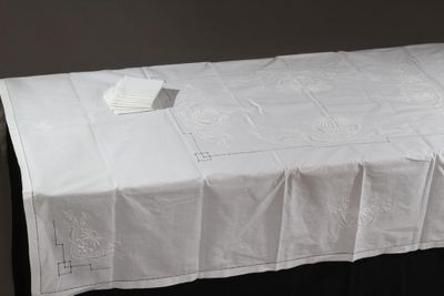 une table recouverte d'une nappe blanche et de serviettes