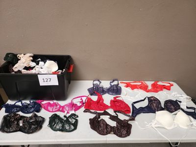 une table sur laquelle sont posés de nombreux soutiens-gorge