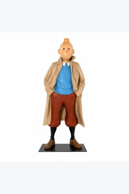 statue d'un homme en trench-coat, debout sur un socle