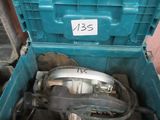 une boîte à outils bleue contenant un moteur
