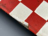 une assiette à carreaux rouges et blancs posée sur une table