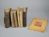 plusieurs vieux livres sont empilés sur une table