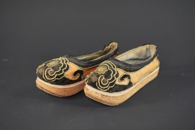 Paire de chaussures chinoises. Petits accidents.