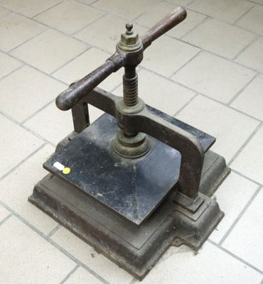 une petite machine posée sur un sol carrelé