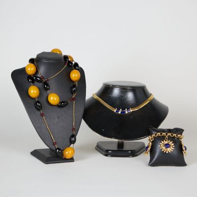 Collier, bracelet et sac à main en perles jaunes et noires, présentés sur un présentoir