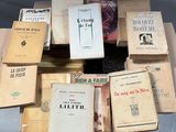 un grand nombre de livres posés sur une table