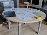 une table recouverte de nombreux papiers dans une pièce