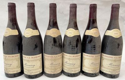 six bouteilles de vin sont alignées sur une table