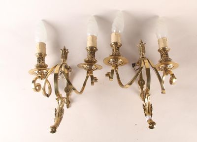quatre appliques murales à quatre lumières, avec une finition dorée et des abat-jours en verre blanc