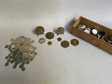 une boîte remplie de pièces posée sur une table à côté d'une autre boîte remplie de pièces