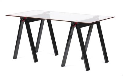 gros plan d'une table avec un plateau en verre sur fond blanc