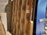 un homme debout à côté d'un réfrigérateur dans une pièce remplie de cartons