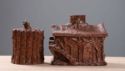 BEAUVAISIS. Ensemble de deux pots à tabac en grès, l'un figu…