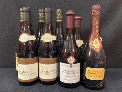 six bouteilles de vin sont alignées sur une table