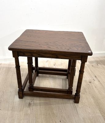 une petite table avec un plateau en bois sur un sol en bois dur