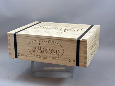 une image représentant une boîte en bois posée sur un support métallique