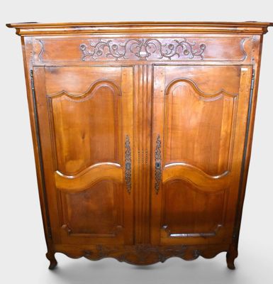 l'image d'une armoire en bois surmontée de deux portes