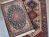 deux tapis orientaux posés côte à côte sur le sol