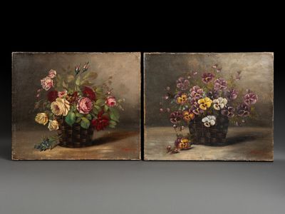 deux peintures de fleurs dans un vase sur une table