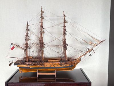 une maquette de bateau en bois exposée sur une table