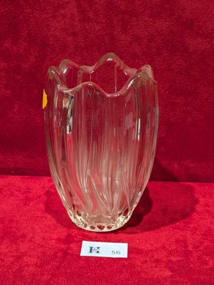un vase en verre posé sur une surface rouge