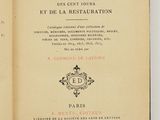 un livre ouvert dont la couverture représente une horloge