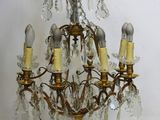 une personne tenant un lustre suspendu au plafond