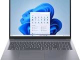 l'ordinateur portable est ouvert sur un fond blanc, avec une fleur bleue