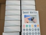 Des boîtes contenant des montres connectées sont empilées les unes sur les autres dans un carton.