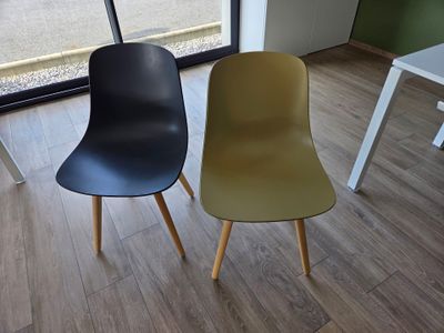 deux chaises assises l'une à côté de l'autre sur un plancher en bois