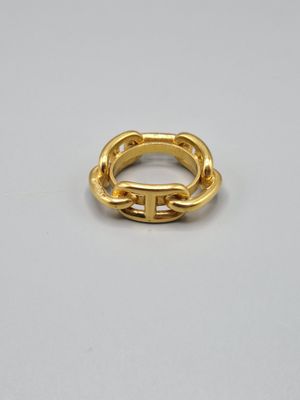 gros plan d'une bague en or sur une surface blanche