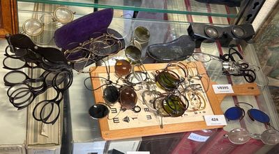 une vitrine en verre contenant des verres et d'autres objets