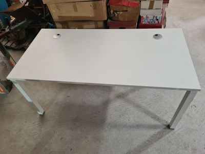 Table de bureau blanche avec deux sorties pour câble d'ordin…