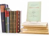 plusieurs livres sont empilés sur une surface blanche