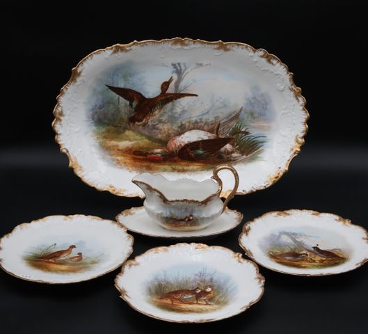 Grand plat, saucière et 3 assiettes en porcelaine à décor de gibi...