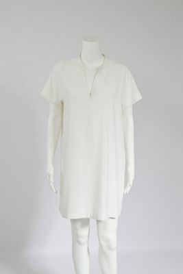 une photo d'un mannequin portant une chemise blanche et un pantalon blanc