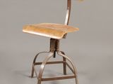une image représentant une chaise en bois avec un piètement en métal et une assise en bois