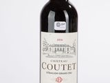 une bouteille de vin posée sur une table