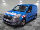 la camionnette bleue est garée sur un sol en damier dans le garage