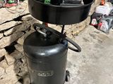 un pot noir posé sur un récipient noir
