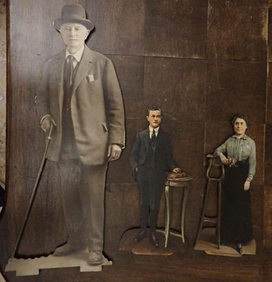 une photo d'un homme et d'une femme debout à côté d'une photo d'un homme