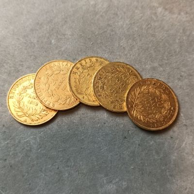 un gros plan sur un tas de pièces d'or posé sur une table