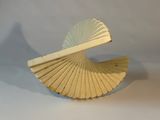 un éventail en papier posé sur une table