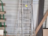 une échelle appuyée contre un mur dans un garage