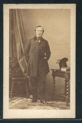 une vieille photo d'un homme en costume-cravate