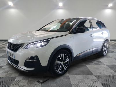 une voiture blanche est garée dans une pièce au sol à carreaux
