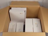 une boîte en carton contenant tout un tas d'appareils électroniques